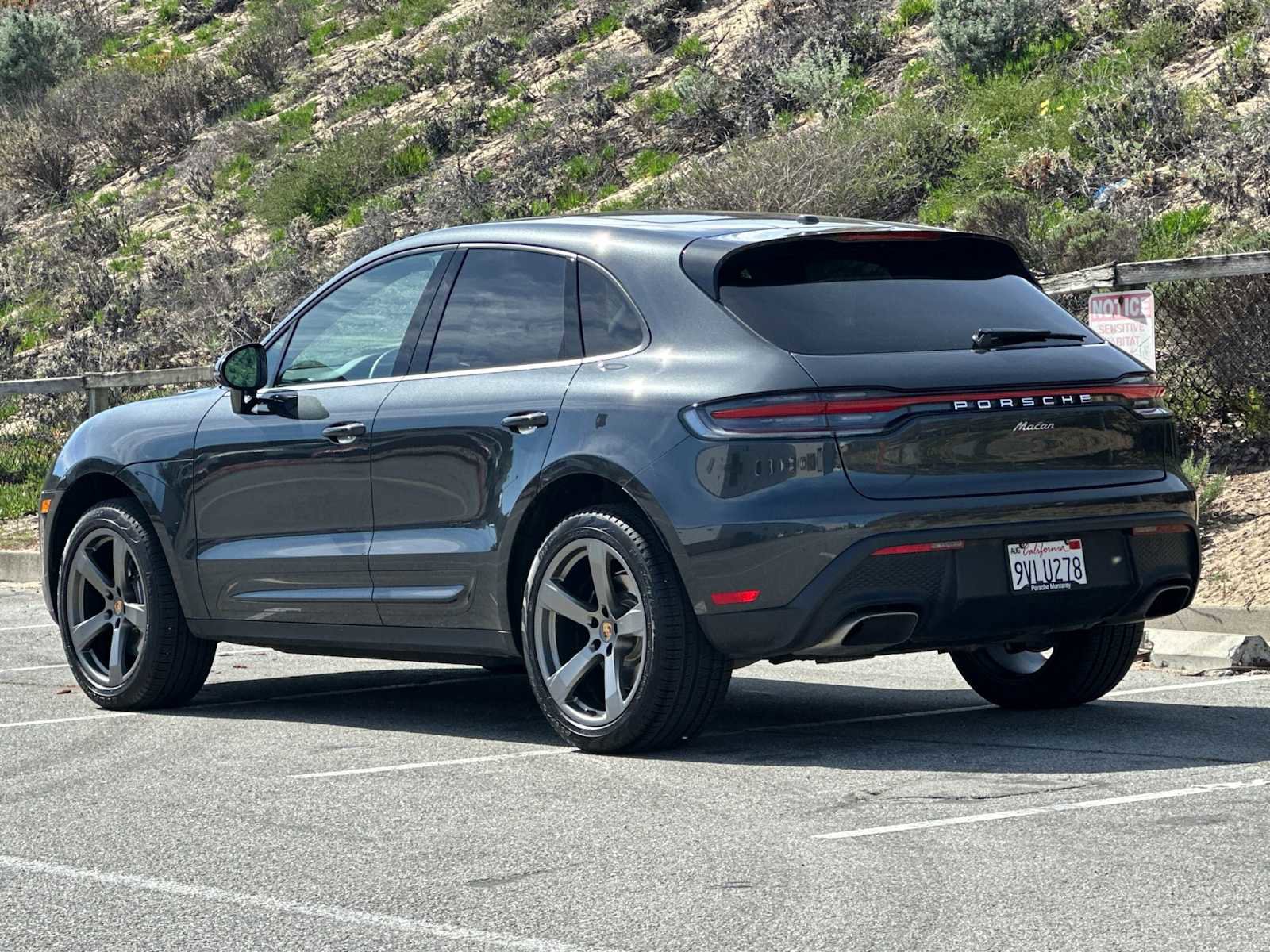 Certified 2025 Porsche Macan AWD/4WD image 3