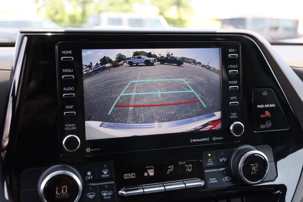 Used 2022 Toyota Highlander LE AWD/4WD image 18