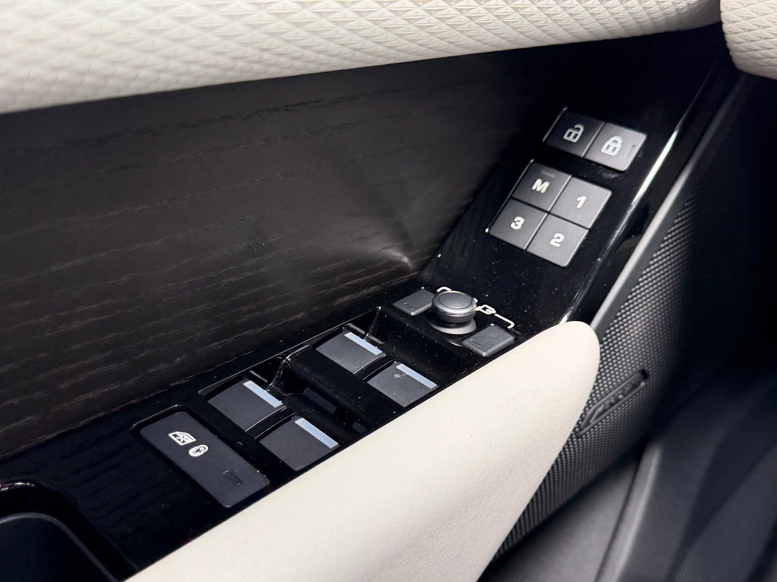 Used 2022 Land Rover Range Rover Velar R-Dynamic S image 22