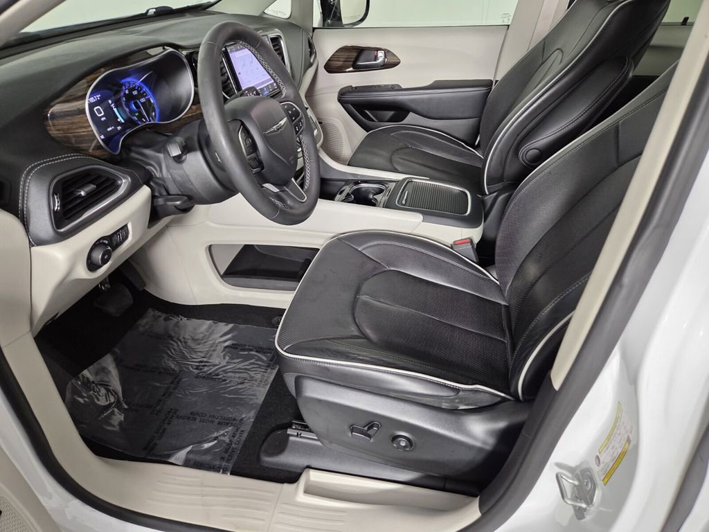 Used 2023 Chrysler Pacifica Limited w/ Uconnect Theater Family Group image 12