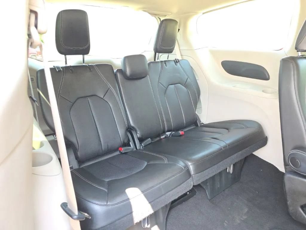 Used 2023 Chrysler Pacifica Touring-L FWD image 18