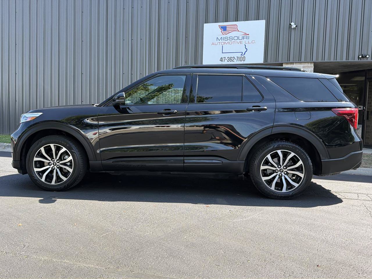 Used 2020 Ford Explorer ST w/ Premium Technology Package AWD/4WD image 2