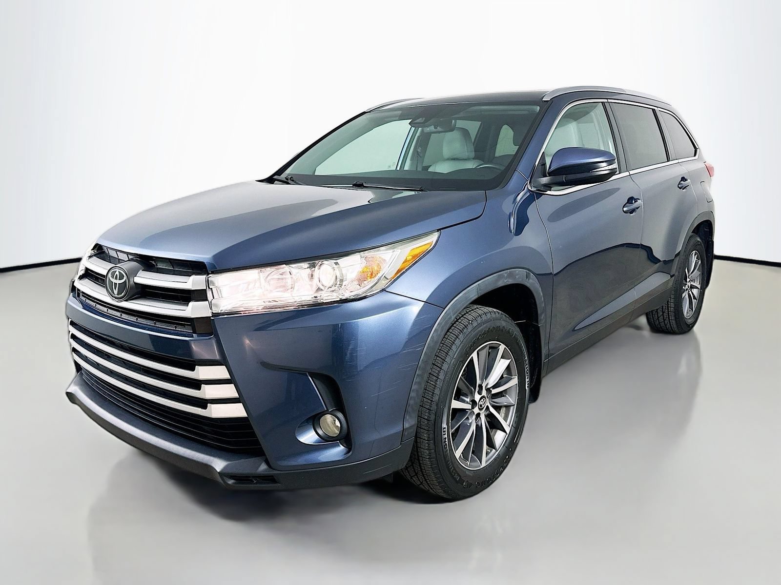 Used 2019 Toyota Highlander XLE AWD/4WD image 1