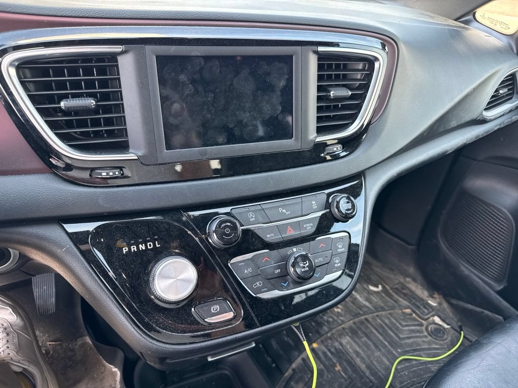 Used 2020 Chrysler Pacifica Touring-L FWD image 14