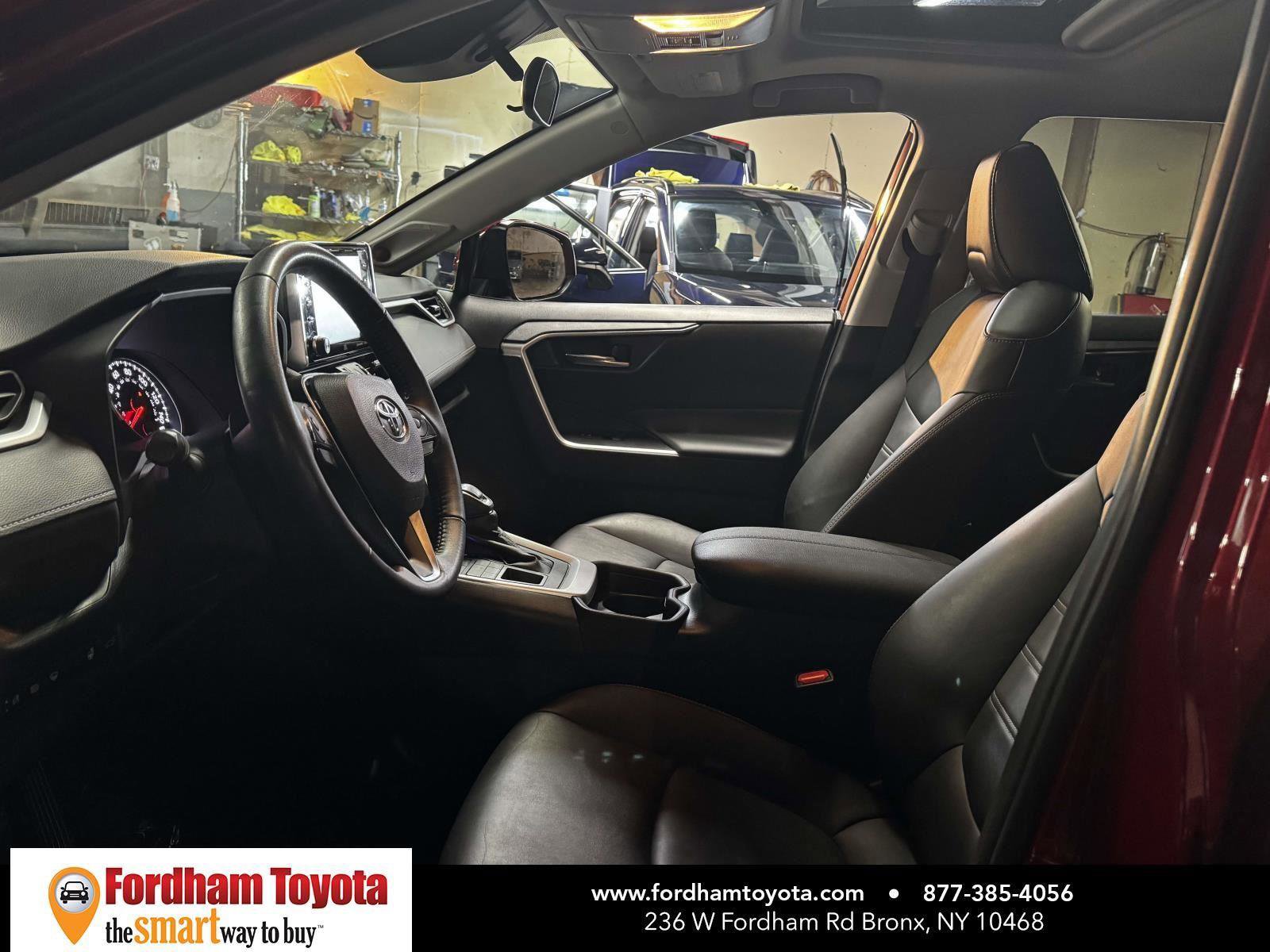 Used 2021 Toyota RAV4 XLE Premium image 16