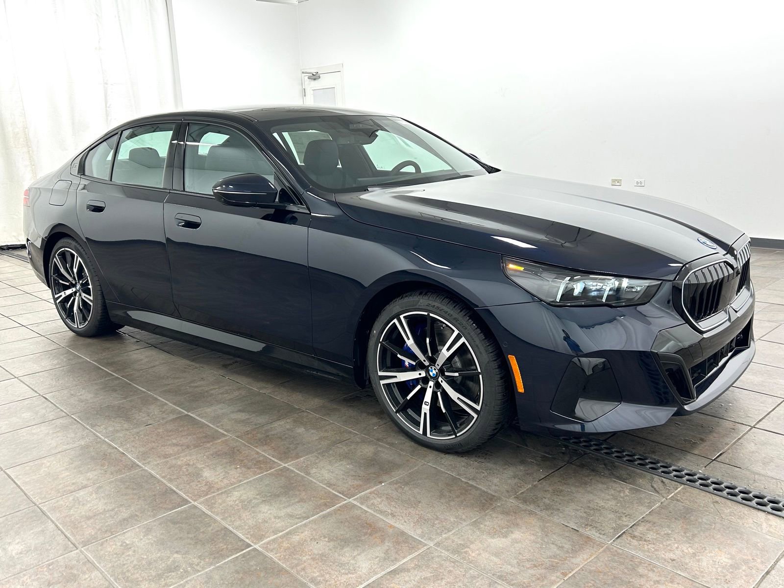 Used 2026 BMW 550e xDrive image 6