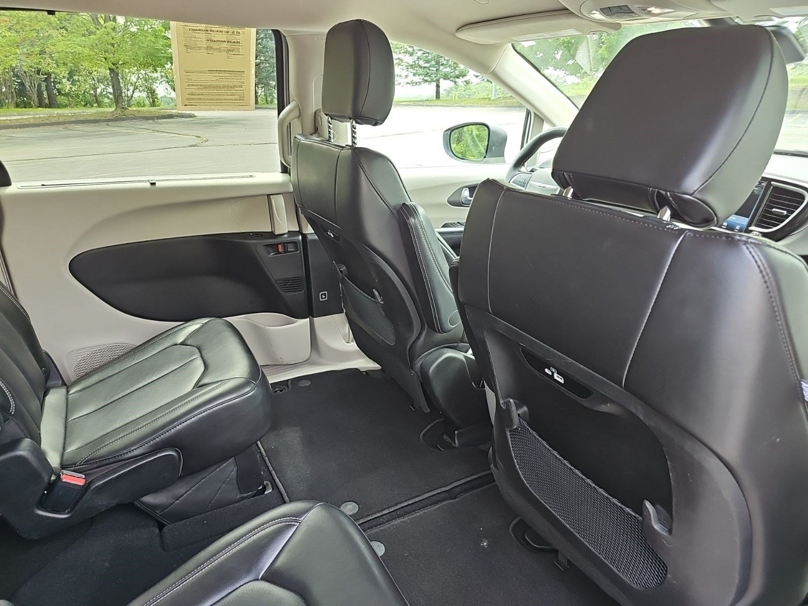 Used 2023 Chrysler Pacifica Touring-L FWD image 16