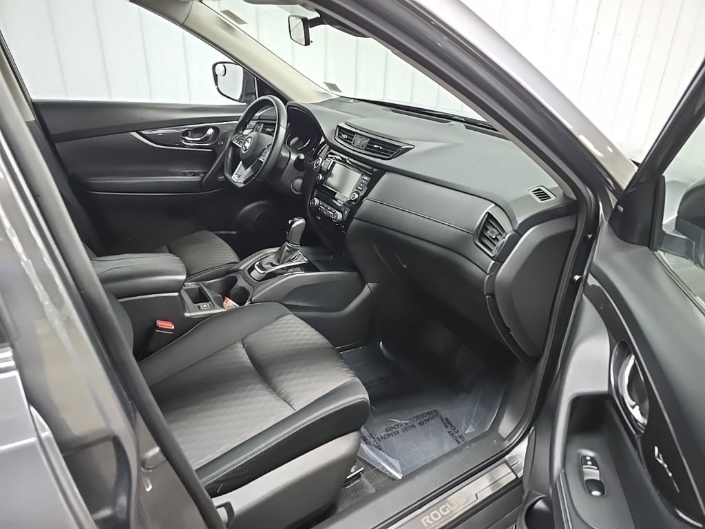 Used 2020 Nissan Rogue SV image 15