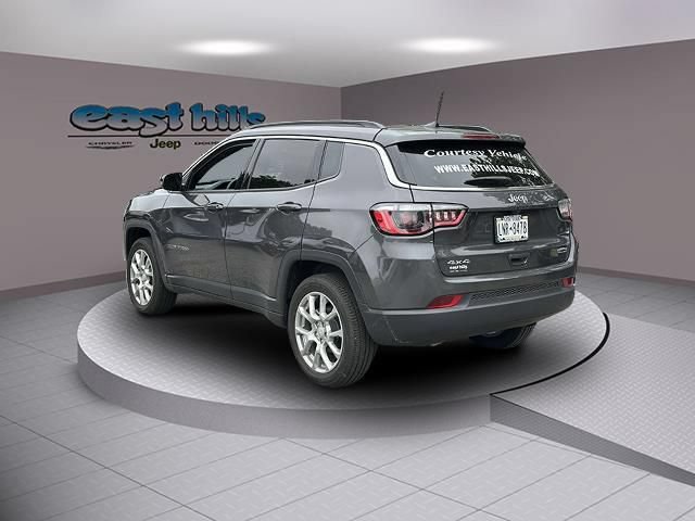Used 2024 Jeep Compass Latitude w/ Sun and Sound Group AWD/4WD image 10