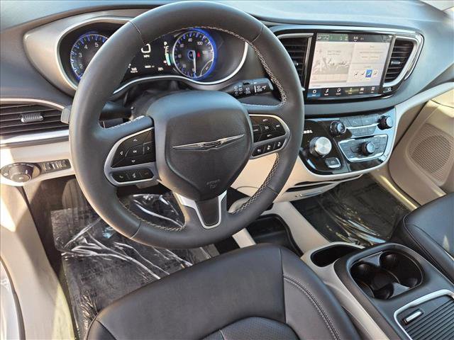Used 2024 Chrysler Pacifica Touring-L FWD image 10