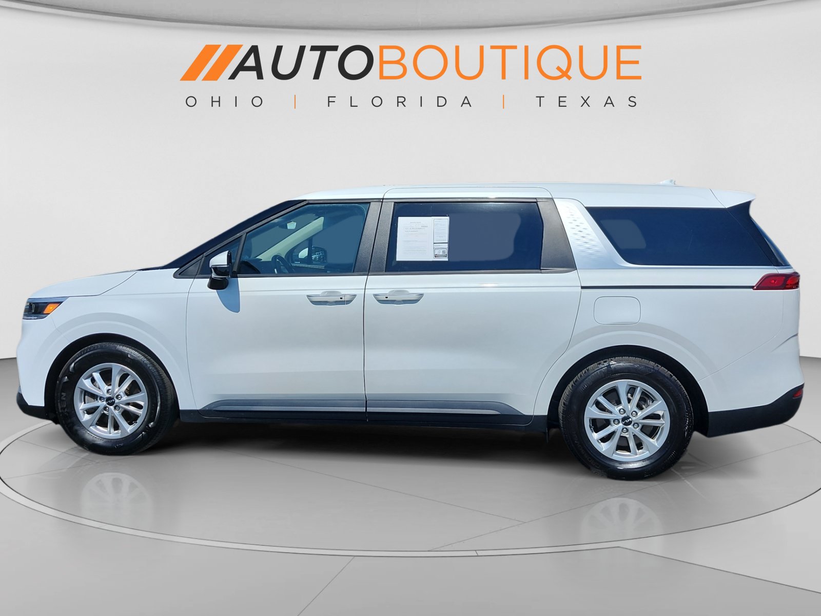 Used 2024 Kia Carnival LX FWD image 2
