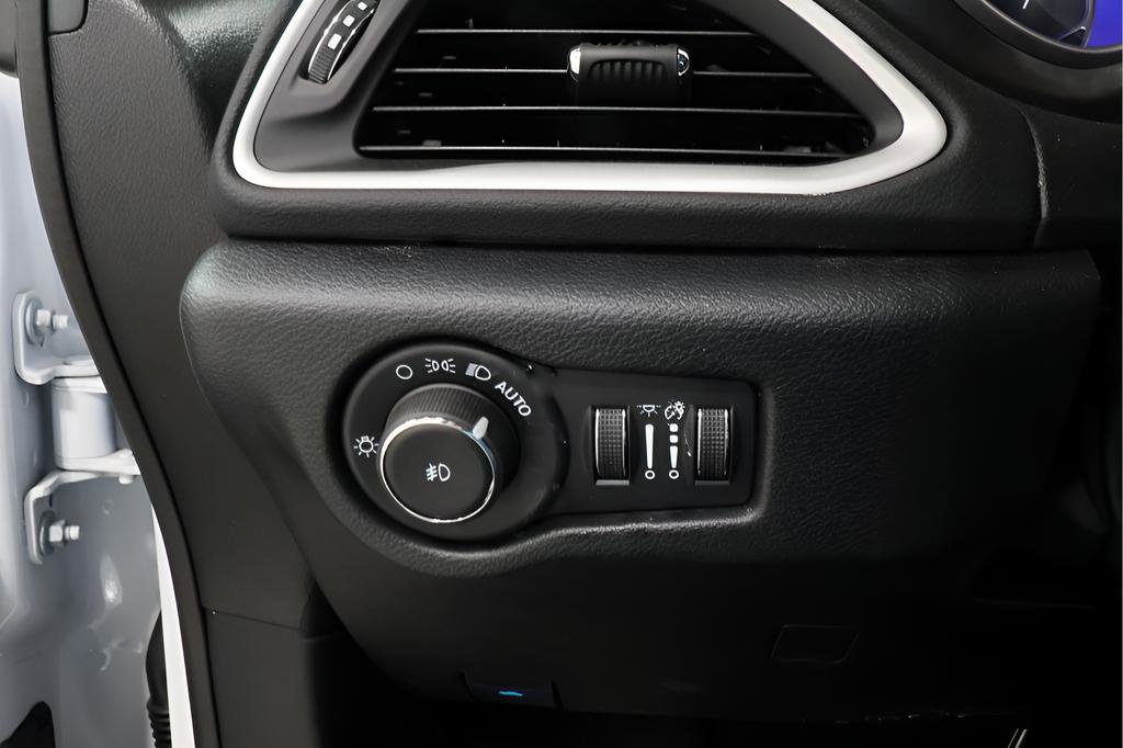 Used 2026 Chrysler Pacifica Limited image 18