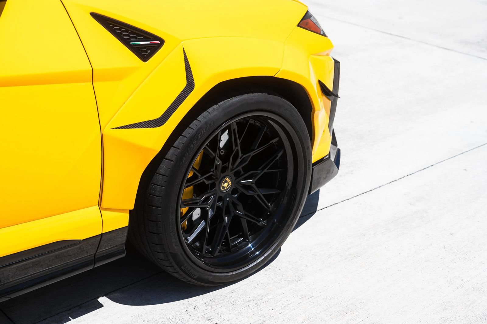 Used 2021 Lamborghini Urus AWD/4WD image 3