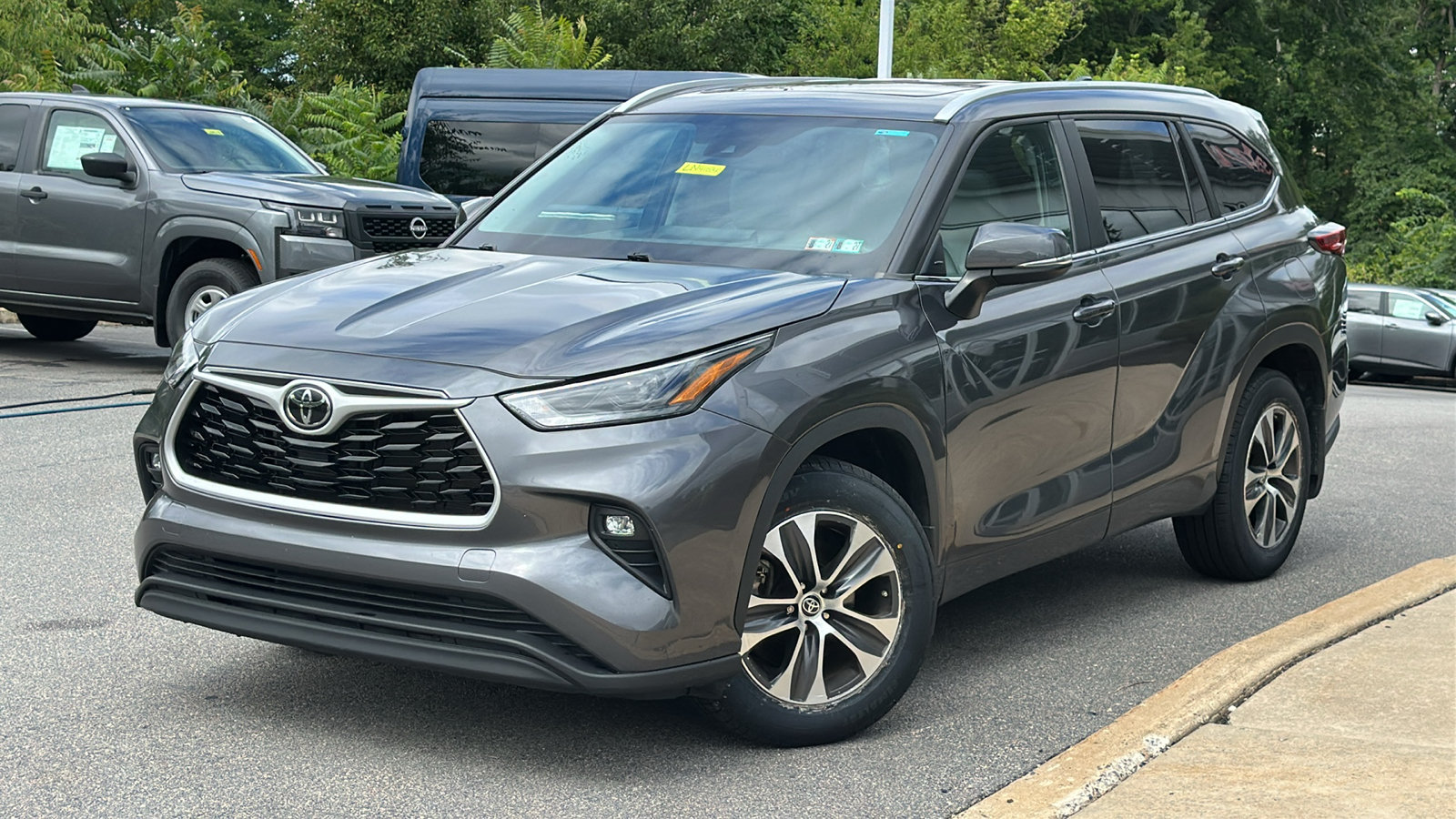 Used 2023 Toyota Highlander XLE FWD image 1