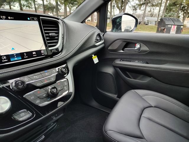 New 2026 Chrysler Pacifica Select image 28