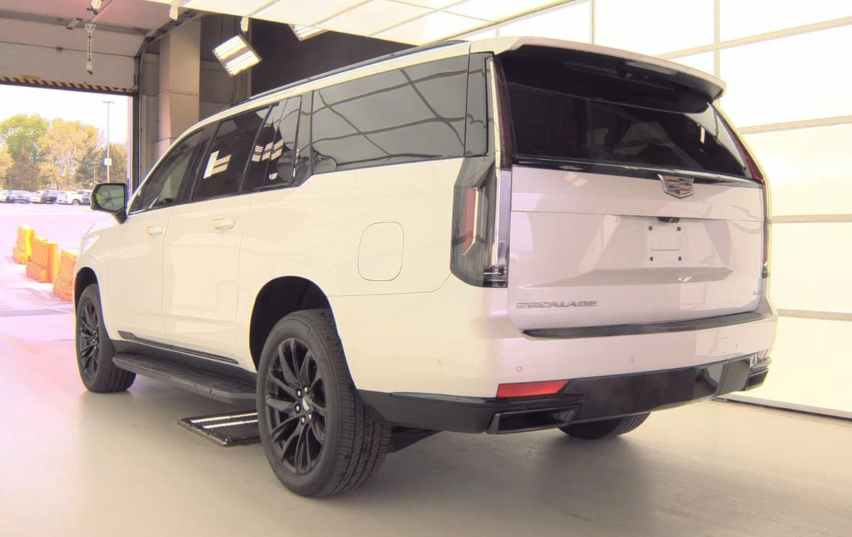 Used 2021 Cadillac Escalade ESV Sport Platinum AWD/4WD image 4