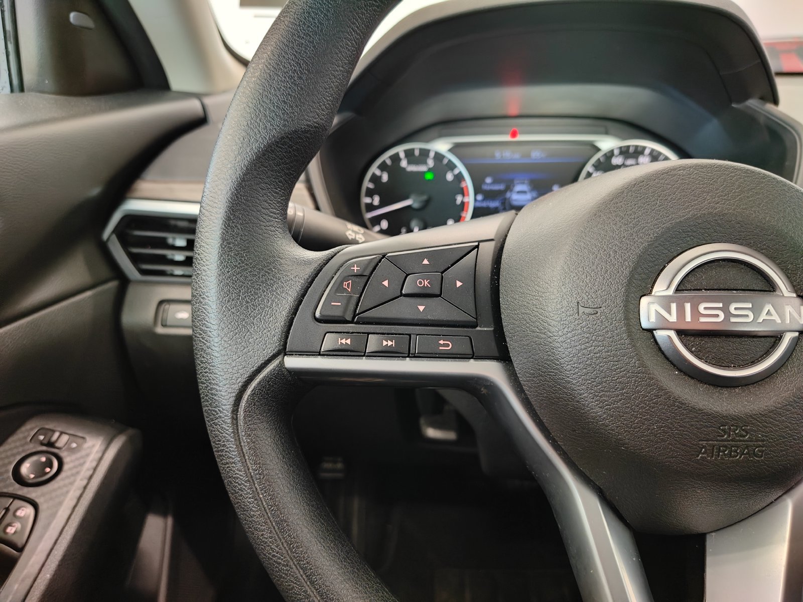 Used 2025 Nissan Altima 2.5 SV FWD image 14
