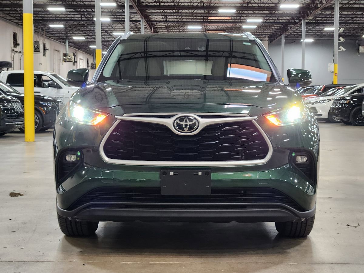 Used 2023 Toyota Highlander XLE FWD image 2