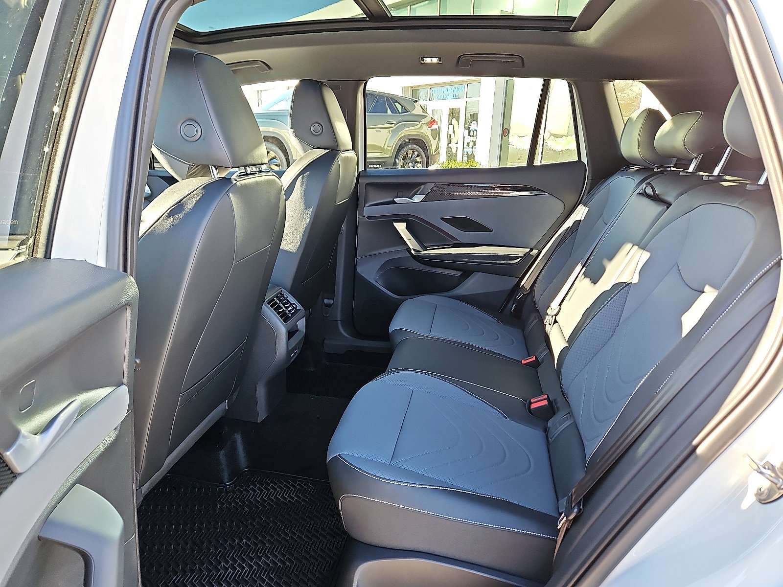 New 2026 Volkswagen Tiguan SE R-Line image 11