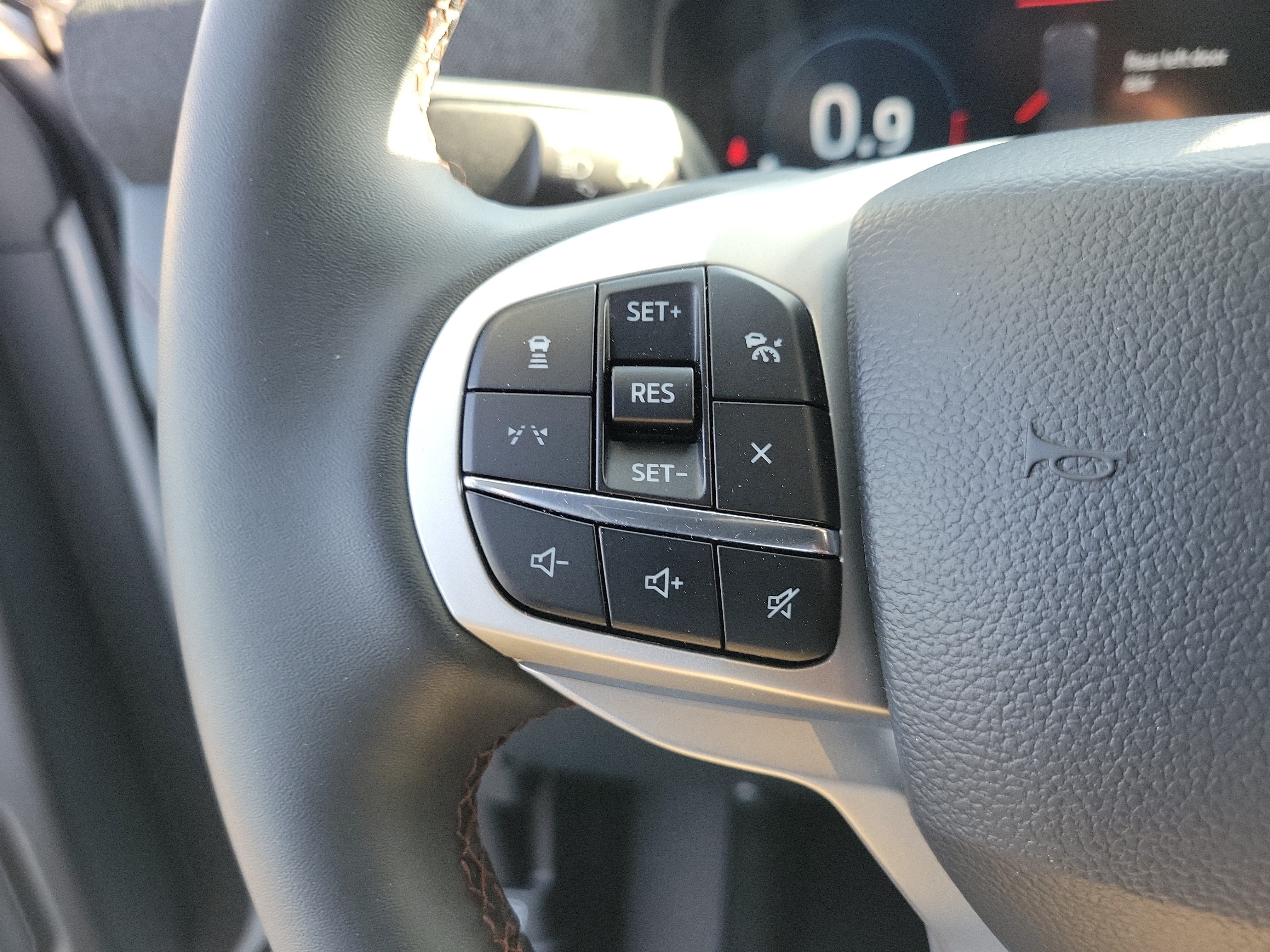 Used 2026 Ford Explorer Active AWD/4WD image 5