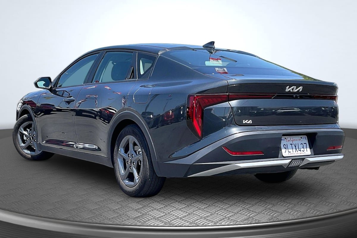 Used 2025 Kia K4 FWD image 2