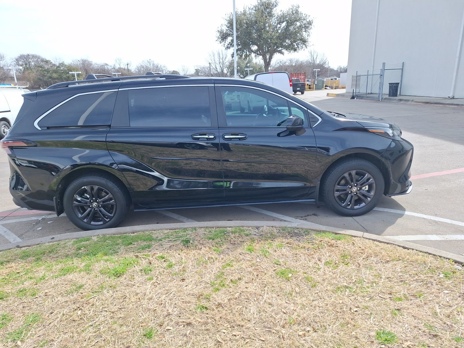 Used 2024 Toyota Sienna XLE Woodland Edition image 7