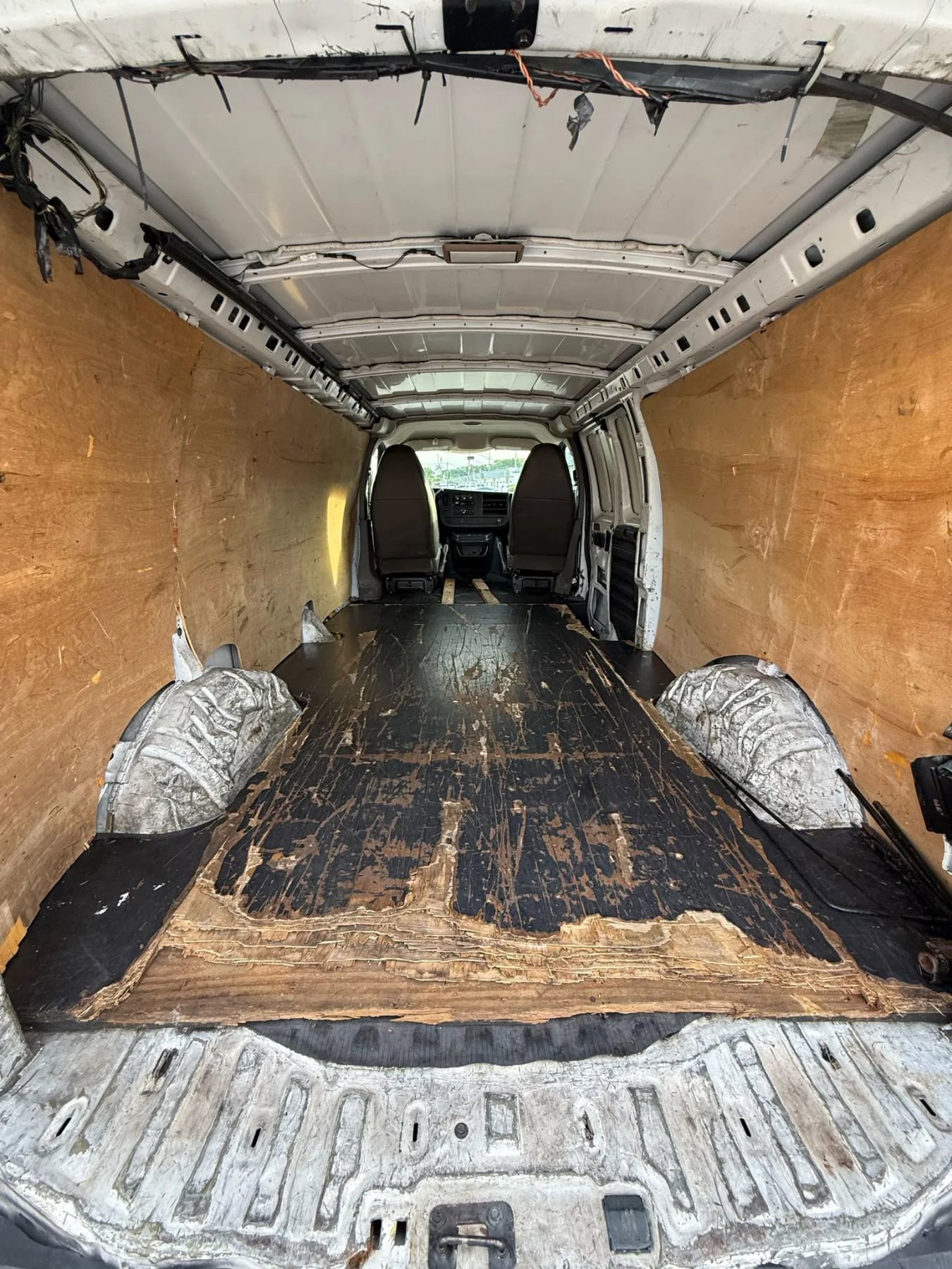 Used 2010 Chevrolet Express 2500 Extended image 14