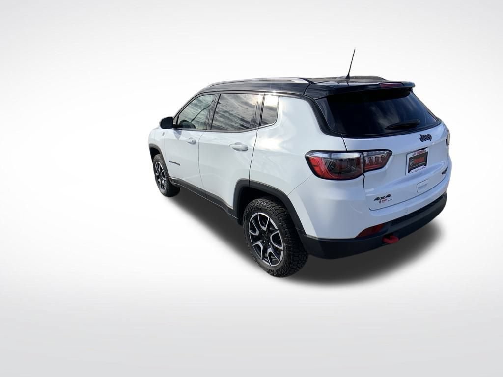 Used 2024 Jeep Compass Trailhawk AWD/4WD image 3