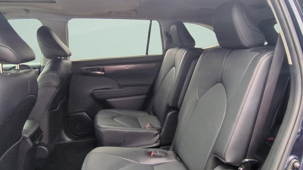 Used 2024 Toyota Highlander Limited FWD image 14