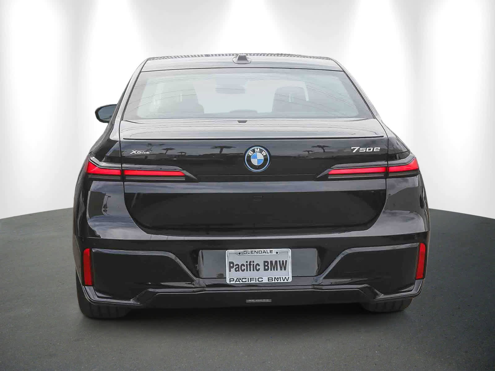 Used 2025 BMW 750e xDrive image 5