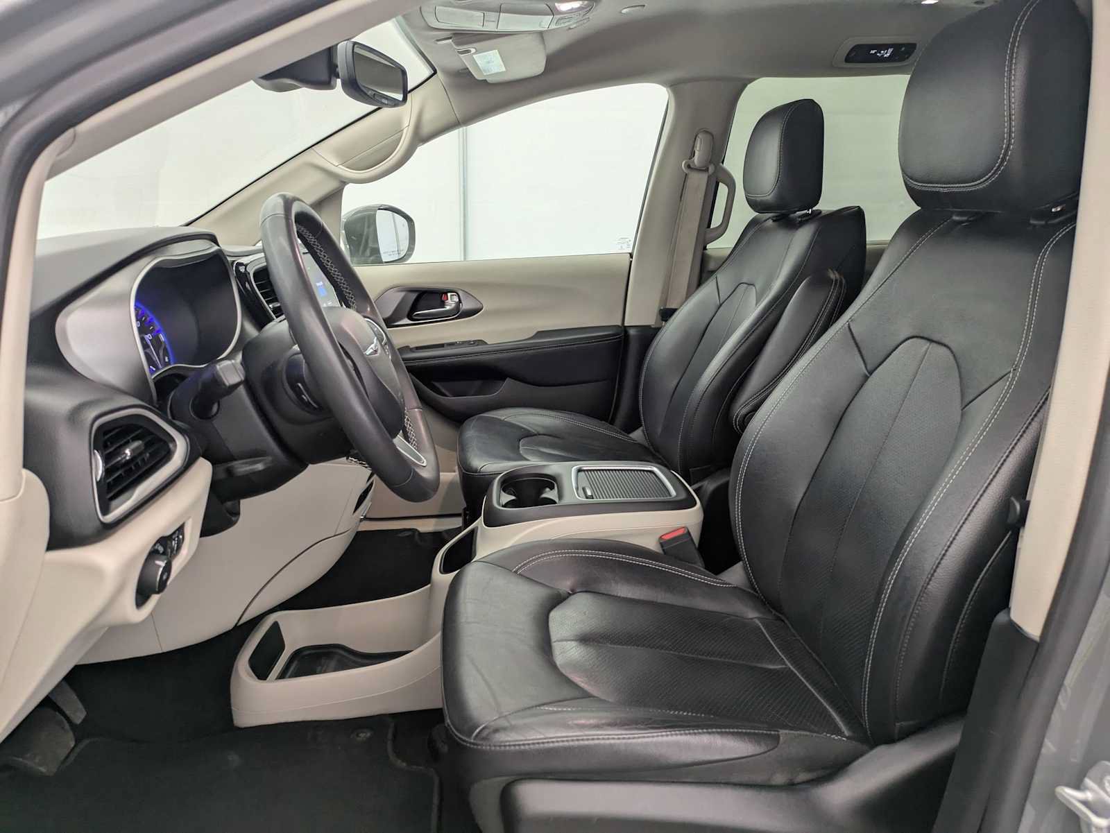 Used 2022 Chrysler Pacifica Touring-L FWD image 16