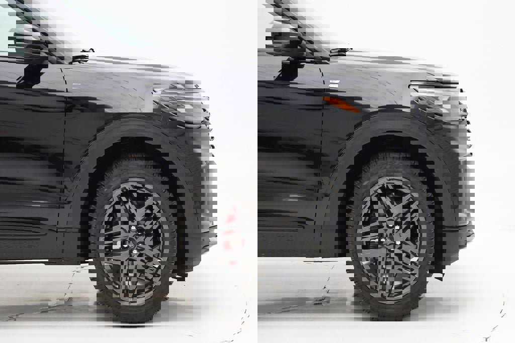 Used 2025 Ford Explorer ST-Line w/ ST-Line Street Pack image 3