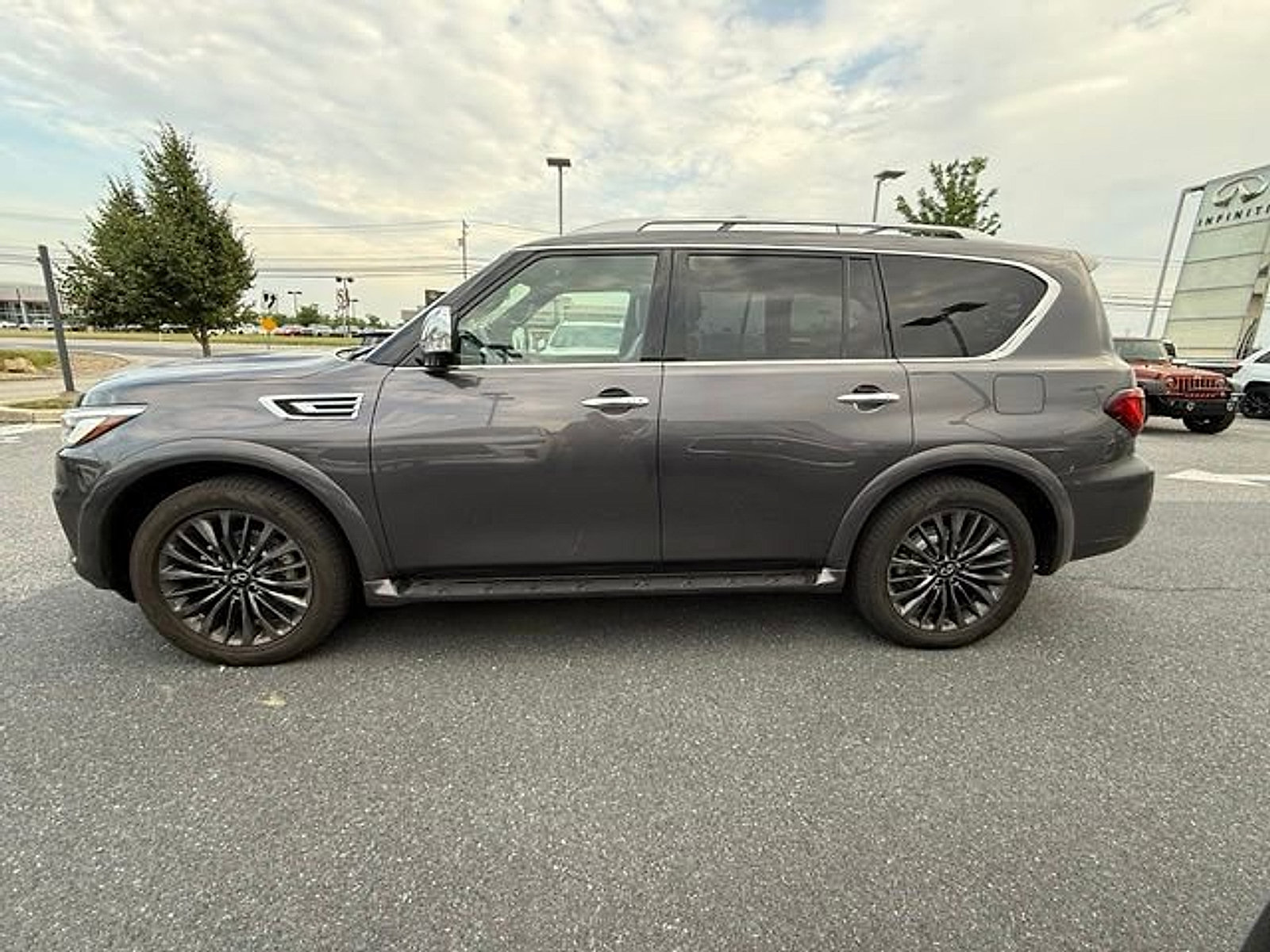 Certified 2024 INFINITI QX80 Sensory w/ Cargo Package AWD/4WD image 9