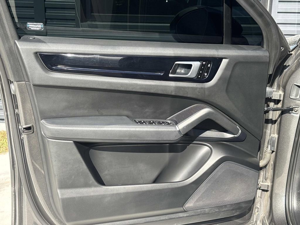 Used 2021 Porsche Cayenne image 21