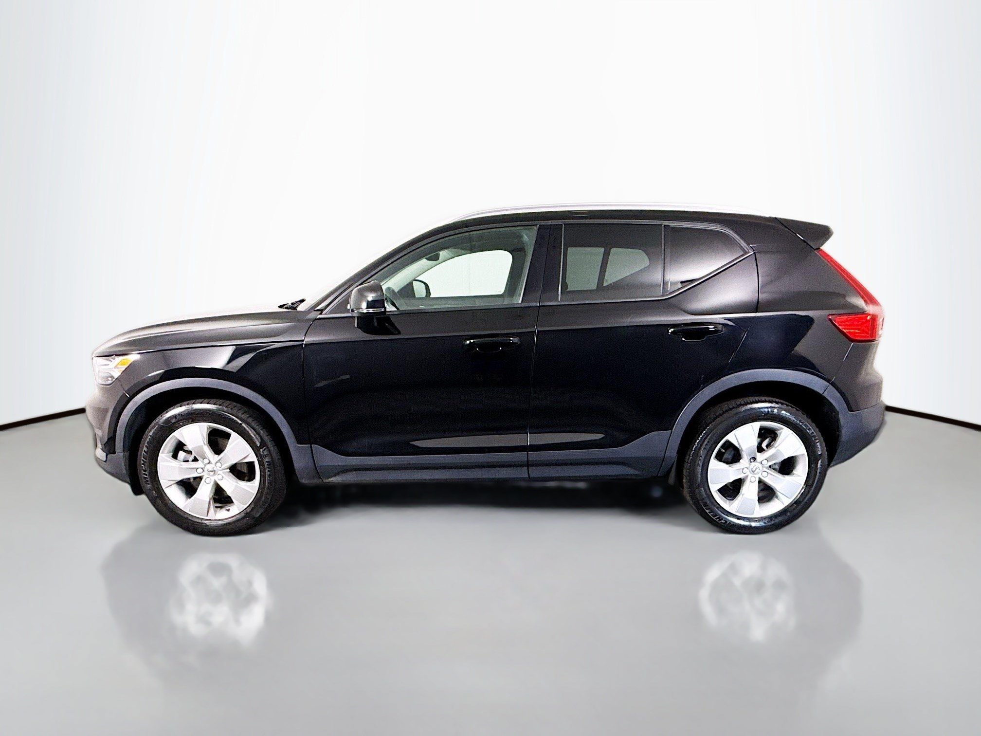 Used 2022 Volvo XC40 T4 Momentum FWD image 6
