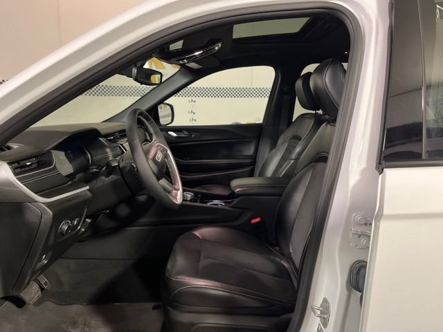 Used 2024 Jeep Grand Cherokee L Altitude AWD/4WD image 13