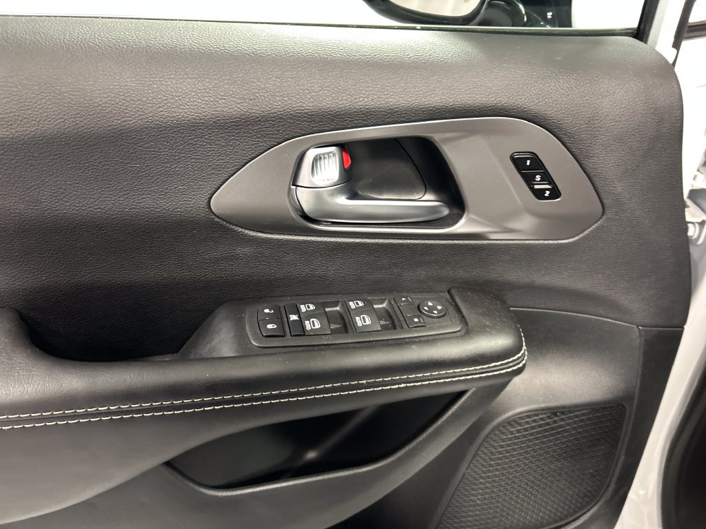 Used 2026 Chrysler Pacifica Select FWD image 14