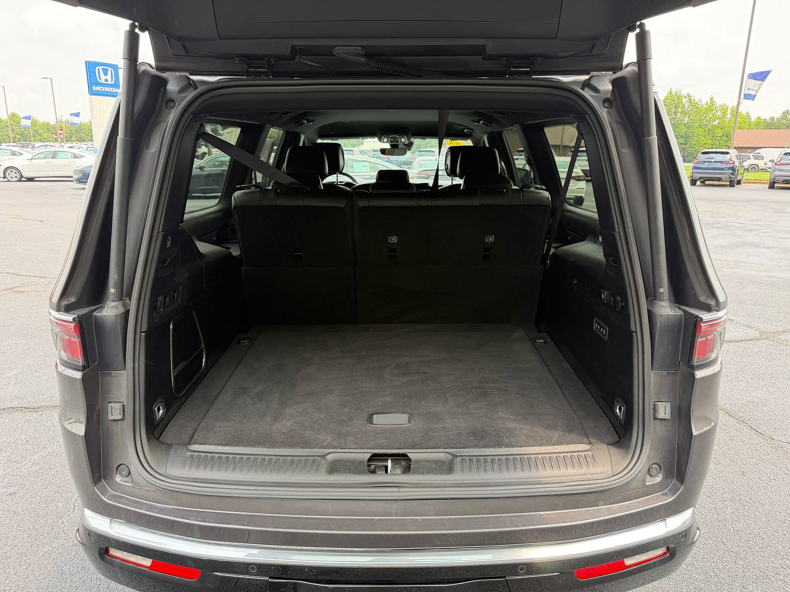 Used 2024 Jeep Wagoneer L Series III w/ Flexible Seating Group AWD/4WD image 8
