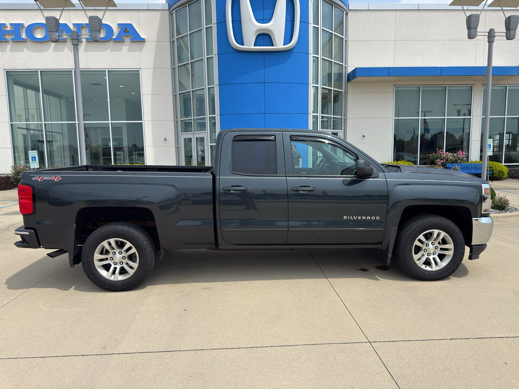 Used 2017 Chevrolet Silverado 1500 LT w/ All Star Edition AWD/4WD image 4