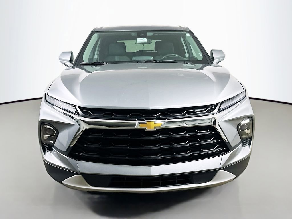 Used 2025 Chevrolet Blazer LT FWD image 2