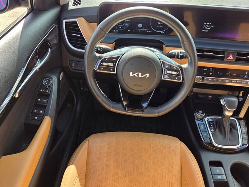 Used 2024 Kia Seltos SX w/ SX Sunroof Package image 9