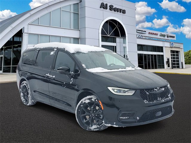New 2026 Chrysler Pacifica Limited w/ Uconnect Theater Family Group image 1