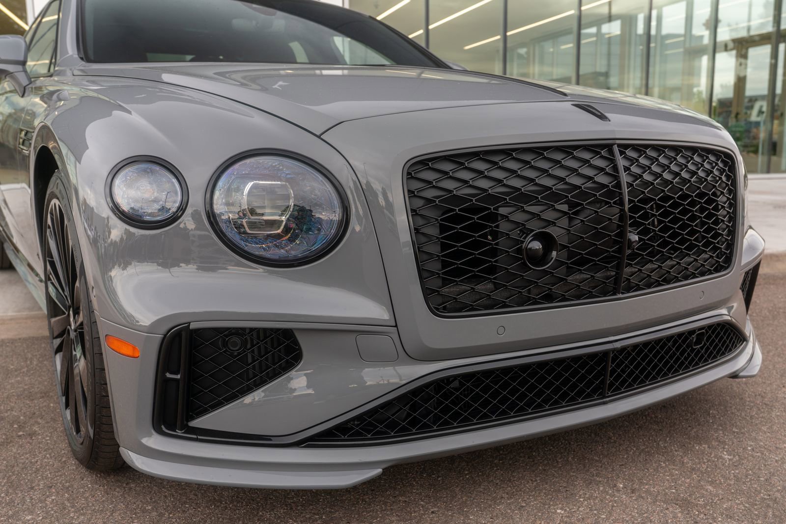 New 2025 Bentley Flying Spur Plug-In Hybrid image 2