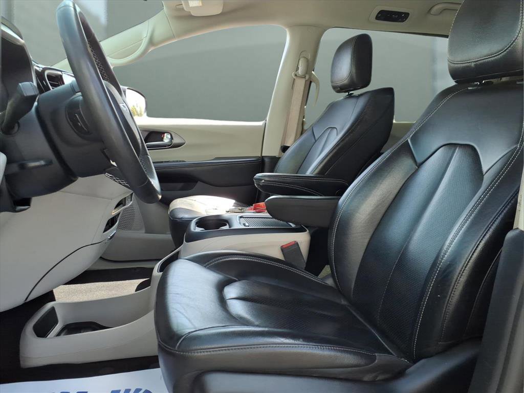Used 2022 Chrysler Pacifica Touring-L FWD image 16