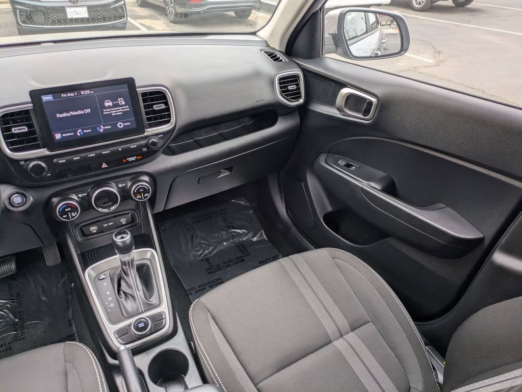 Used 2025 Hyundai Venue SEL FWD image 32