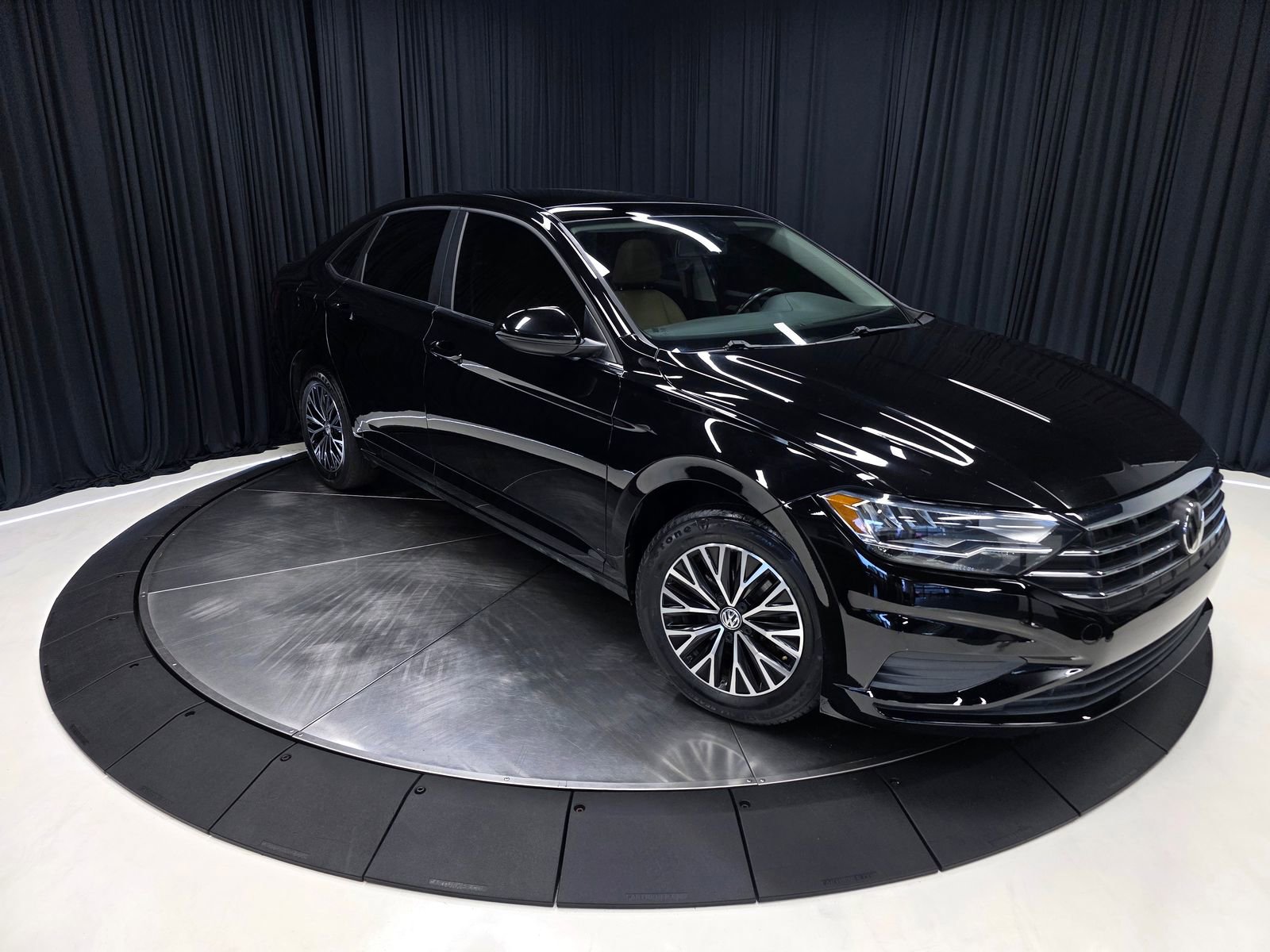 Used 2019 Volkswagen Jetta SE w/ Cold Weather Package FWD image 14