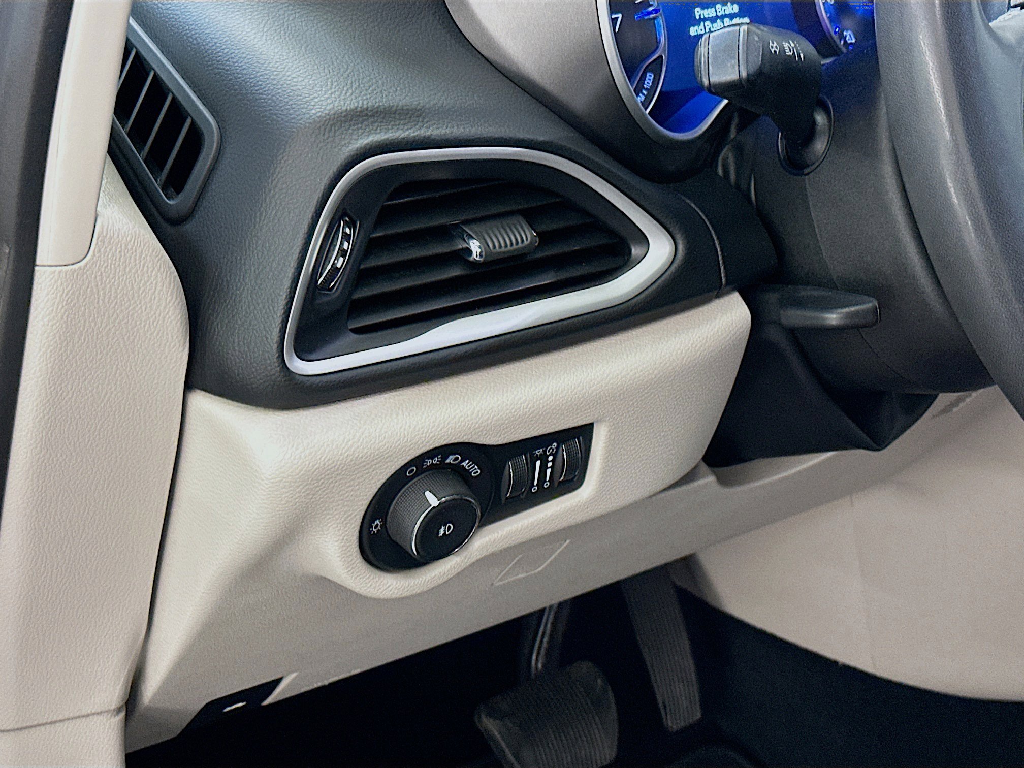 Used 2024 Chrysler Pacifica Touring-L FWD image 17