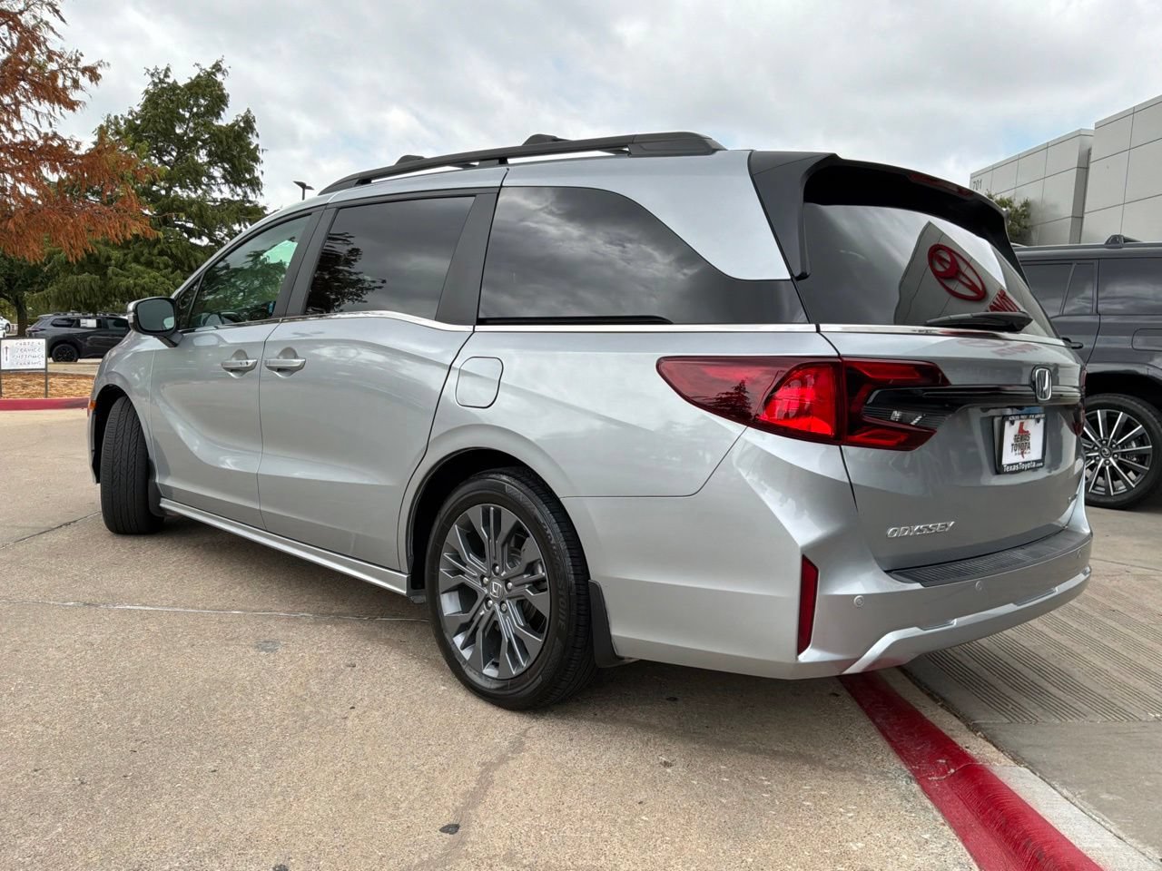 Used 2025 Honda Odyssey Touring image 8