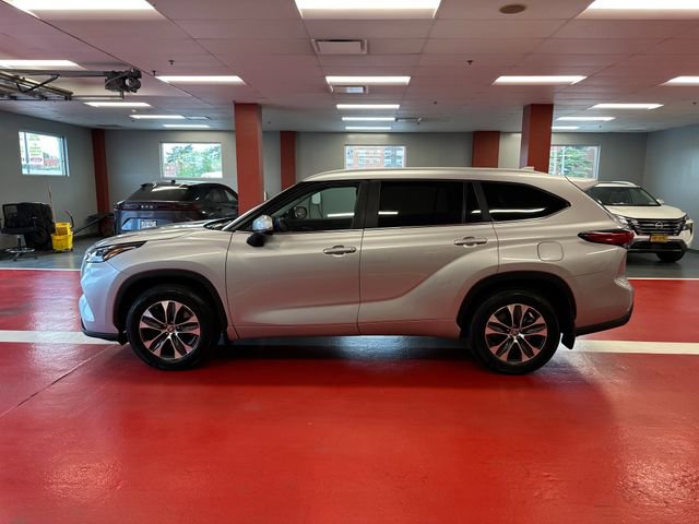 Used 2023 Toyota Highlander XLE AWD/4WD image 5
