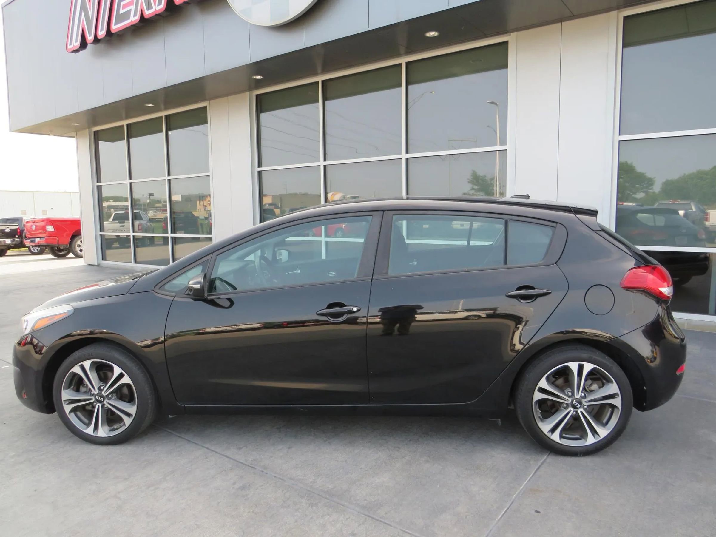 Used 2017 Kia Forte LX image 4